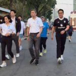 สวนลุมคึกคัก 'มาร์ค' ควง 'จั๊ม-เจษฎา' ผู้สมัครสุดหล่อ ฝ่าฝุ่นพิษ ขอคะแนนเสียงรุ่นใหญ่ แห่เรียก 'ว่าที่นายกฯ'