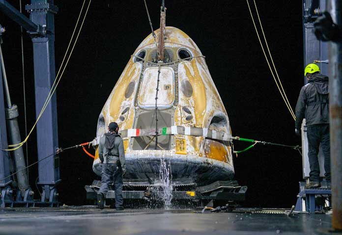 ทีมสนับสนุนบนเรือกู้ภัย SHANNON ของ SpaceX ปฏิบัติงานรอบยานอวกาศ SpaceX Dragon Endeavour หลังจากที่ยานลงจอดในมหาสมุทรแปซิฟิก นอกชายฝั่งลองบีช รัฐแคลิฟอร์เนีย เมื่อวันพฤหัสบดีที่ 15 มกราคม 2026 โดยมีนักบินอวกาศของ NASA ได้แก่ Zena Cardman, Mike Fincke, Kimiya Yui นักบินอวกาศจาก JAXA (องค์การสำรวจอวกาศแห่งญี่ปุ่น) และ Oleg Platonov นักบินอวกาศจาก Roscosmos อยู่บนยานด้วย