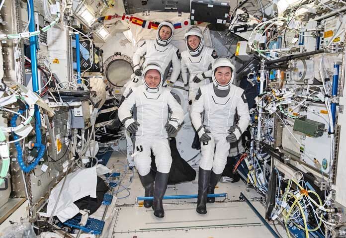 ภาพถ่ายจาก NASA นี้แสดงให้เห็นภาพเรียงตามเข็มนาฬิกาจากซ้ายล่าง ได้แก่ นักบินอวกาศ NASA ไมค์ ฟิงค์, นักบินอวกาศคอสมอส โอเลก พลาโตนอฟ, นักบินอวกาศ NASA เซนา คาร์ดแมน และนักบินอวกาศ JAXA (องค์การสำรวจอวกาศแห่งญี่ปุ่น) คิมิยะ ยูอิ ถ่ายภาพหมู่ร่วมกันในชุดอวกาศดราก้อน ระหว่างการตรวจสอบชุดอวกาศภายในโมดูลห้องปฏิบัติการคิโบะของสถานีอวกาศนานาชาติ เมื่อวันพุธที่ 14 มกราคม 2026