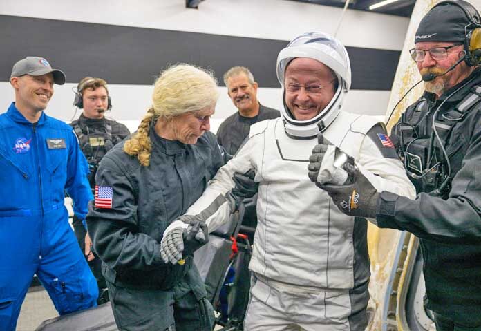 นักบินอวกาศของ NASA ไมค์ ฟิงค์ ได้รับความช่วยเหลือออกจากแคปซูล SpaceX Crew-11 หลังจากยานกลับเข้าสู่ชั้นบรรยากาศโลกในการลงจอดฉุกเฉินกลางดึกใกล้เมืองซานดิเอโก รัฐแคลิฟอร์เนีย เมื่อวันพฤหัสบดีที่ 15 มกราคม 2026