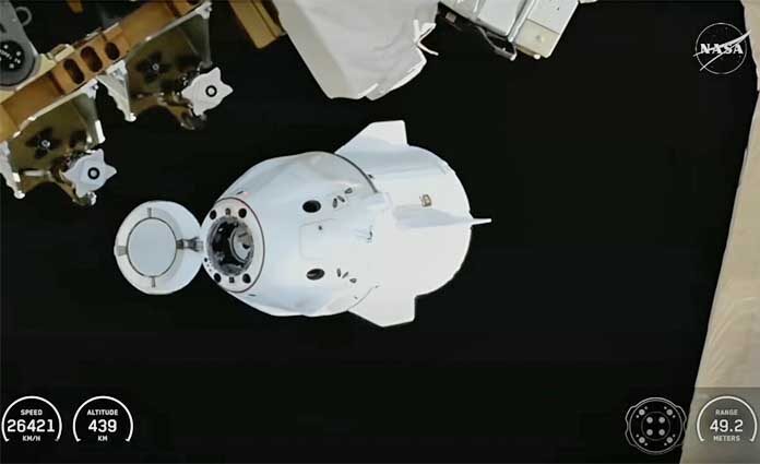 ภาพหน้าจอจากวิดีโอที่เผยแพร่โดย NASA TV แสดงให้เห็นยานอวกาศ SpaceX Dragon กำลังออกจากสถานีอวกาศนานาชาติหลังจากแยกตัวออกจากสถานีอวกาศ โดยมีลูกเรือ NASA Crew-11 จำนวน 4 คนอยู่ภายใน ในวันพุธที่ 14 มกราคม 2026