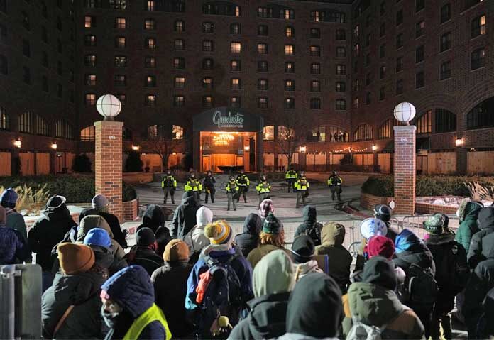 ผู้คนเข้าร่วมการประท้วงด้วยการส่งเสียงดังนอกโรงแรม Graduate by Hilton Minneapolis เมื่อวันพุธที่ 28 มกราคม 2026 ในเมืองมินนิอาโปลิส