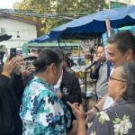 ตลาดดินแดงแตก 'อภิสิทธิ์' นำทีม หาเสียง ช่วย 'ศิริภา อินทรวิเชียร' ชาวบ้านให้กำลังใจ