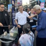 ตลาดดินแดงแตก 'อภิสิทธิ์' นำทีม หาเสียง ช่วย 'ศิริภา อินทรวิเชียร' ชาวบ้านให้กำลังใจ
