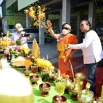 สมุนไพรไทย หงส์ไทย จัดพิธีเจริญพระพุทธมนต์ พระพุทธลีลาปางประทานพร พิธีบวงสรวงสิ่งศักดิ์สิทธิ์