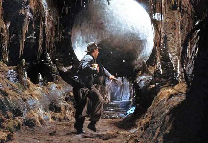 ฉากจากภาพยนตร์เรื่อง Raiders of the Lost Ark ปี 1981 แสดงให้เห็นอินเดียนา โจนส์ ซึ่งรับบทโดยแฮริสัน ฟอร์ด วิ่งหนีหินก้อนยักษ์ที่ถูกกับดักทำให้ตกลงมา ก่อนจะกระโดดหนีไปได้อย่างปลอดภัย