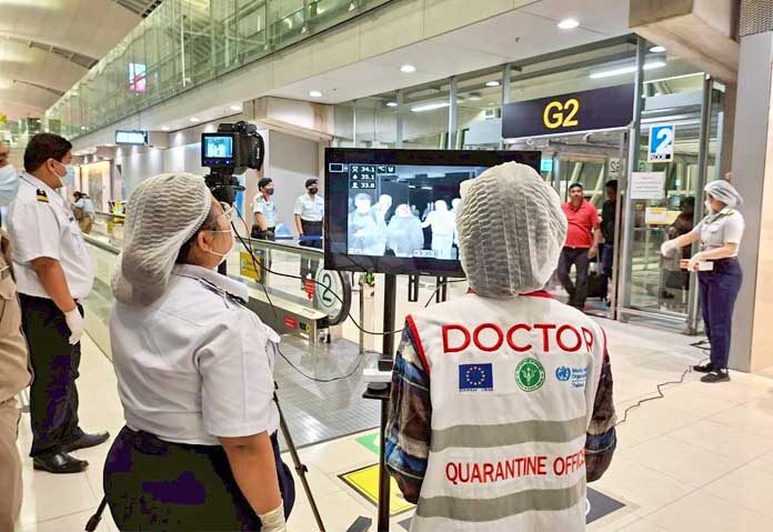 ในภาพถ่ายที่จัดทำโดยแผนกประชาสัมพันธ์ของท่าอากาศยานนานาชาติสุวรรณภูมิ แพทย์ประจำด่านกักกันกำลังตรวจสอบเครื่องวัดอุณหภูมิของผู้เดินทางจากรัฐเบงกอลตะวันตก ประเทศอินเดีย ที่ท่าอากาศยานนานาชาติสุวรรณภูมิ จังหวัดสมุทรปราการ ประเทศไทย เมื่อวันอาทิตย์ที่ 25 มกราคม 2569