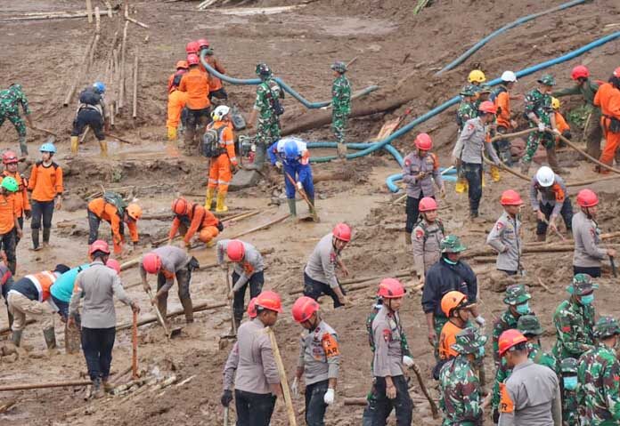 ภาพถ่ายนี้เผยแพร่โดยสำนักงานจัดการภัยพิบัติแห่งชาติของอินโดนีเซีย (BNPB) แสดงให้เห็นเจ้าหน้าที่กู้ภัยกำลังค้นหาผู้ประสบภัยในหมู่บ้านปาซีร์ลังกู หลังเกิดดินถล่ม ในเขตบันดุงตะวันตก จังหวัดชวาตะวันตก ประเทศอินโดนีเซีย เมื่อวันจันทร์ที่ 26 มกราคม 2569