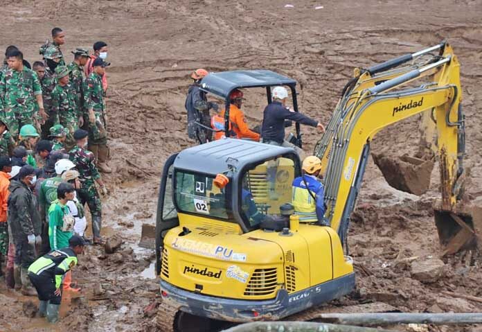 ภาพถ่ายนี้เผยแพร่โดยสำนักงานจัดการภัยพิบัติแห่งชาติของอินโดนีเซีย (BNPB) แสดงให้เห็นเจ้าหน้าที่กู้ภัยกำลังค้นหาผู้ประสบภัยในหมู่บ้านปาซีร์ลังกู หลังเกิดดินถล่ม ในเขตบันดุงตะวันตก จังหวัดชวาตะวันตก ประเทศอินโดนีเซีย เมื่อวันจันทร์ที่ 26 มกราคม 2569