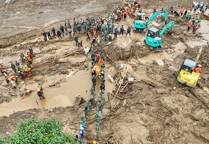 อินโดนีเซีย “พบเหยื่อต่อเนื่อง” - ภาพถ่ายนี้เผยแพร่โดยสำนักงานจัดการภัยพิบัติแห่งชาติของอินโดนีเซีย (BNPB) แสดงให้เห็นเจ้าหน้าที่กู้ภัยกำลังค้นหาผู้ประสบภัยในหมู่บ้านปาซีร์ลังกู หลังเกิดดินถล่ม ในเขตบันดุงตะวันตก จังหวัดชวาตะวันตก ประเทศอินโดนีเซีย เมื่อวันจันทร์ที่ 26 มกราคม 2569