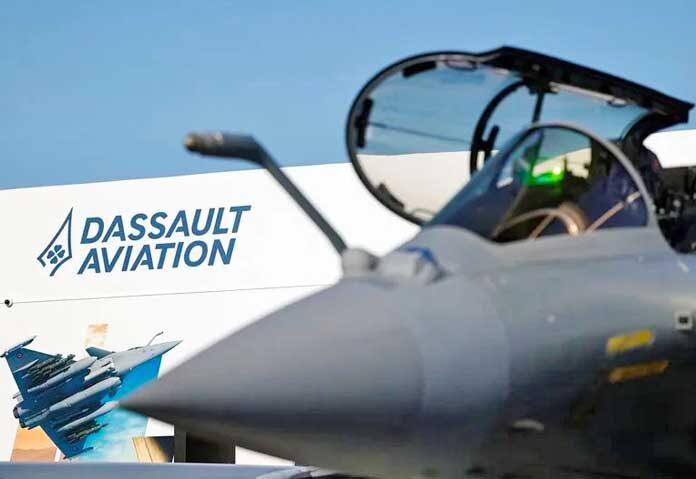 อินโดนีเซียได้รับแล้ว - เครื่องบินขับไล่ Dassault Rafale จัดแสดงอยู่ที่งานแสดงการบินนานาชาติปารีสครั้งที่ 55 ณ สนามบินเลอ บูร์เชต์ ใกล้กรุงปารีส ประเทศฝรั่งเศส เมื่อวันที่ 17 มิถุนายน 2025