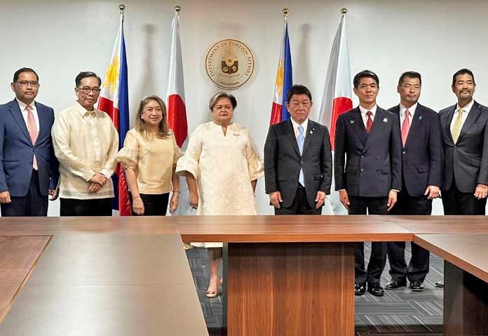 นายโทชิมิตสึ โมเตกิ รัฐมนตรีว่าการกระทรวงการต่างประเทศญี่ปุ่น (ขวาตรงกลาง) และนางเทเรซา ลาซาโร รัฐมนตรีว่าการกระทรวงการต่างประเทศฟิลิปปินส์ (ซ้ายตรงกลาง) ยืนอยู่กับคณะทำงานในกรุงมะนิลา เมื่อวันพฤหัสบดีที่ 15 มกราคม 2569
