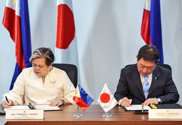 นางมาเรีย เทเรซา พี. ลาซาโร รัฐมนตรีว่าการกระทรวงการต่างประเทศฟิลิปปินส์ และนายโทชิมิตสึ โมเตกิ รัฐมนตรีว่าการกระทรวงการต่างประเทศญี่ปุ่น ลงนามในข้อตกลงทวิภาคีก่อนการแถลงข่าวร่วมกัน ณ เมืองปาไซ เมโทรมานิลา ประเทศฟิลิปปินส์ เมื่อวันที่ 15 มกราคม 2569