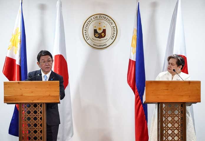 รัฐมนตรีว่าการกระทรวงการต่างประเทศญี่ปุ่น โทชิมิตสึ โมเตกิ กล่าวในการแถลงข่าวร่วมกับรัฐมนตรีว่าการกระทรวงการต่างประเทศฟิลิปปินส์ มาเรีย เทเรซา พี. ลาซาโร ที่เมืองปาไซ เมโทรมานิลา ประเทศฟิลิปปินส์ เมื่อวันที่ 15 มกราคม 2569
