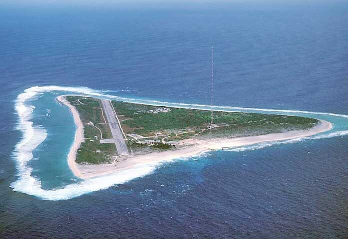 ภาพถ่ายทางอากาศของเกาะมินามิโทริชิมะ (เดิมชื่อเกาะมาร์คัส) และรันเวย์ที่สร้างขึ้นสำหรับสถานีรักษาการณ์ชายฝั่งสหรัฐฯ เดิม ปัจจุบันมีเพียงสมาชิกกองกำลังป้องกันตนเองทางทะเลของญี่ปุ่นและเจ้าหน้าที่รัฐบาลอาศัยอยู่