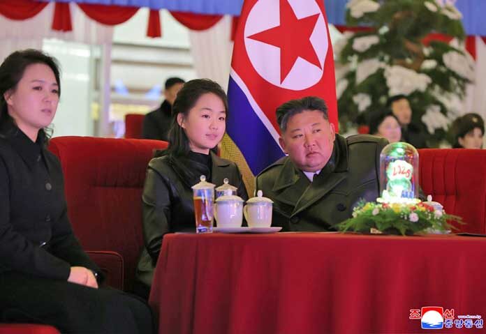 ภาพนี้เผยแพร่เมื่อวันพฤหัสบดีที่ 1 มกราคม 2026 โดยรัฐบาลเกาหลีเหนือ แสดงให้เห็นผู้นำเกาหลีเหนือ คิม จอง อุน (ขวา) ภรรยาของเขา รี โซล จู (ซ้าย) และลูกสาวของพวกเขากำลังชมการแสดงเฉลิมฉลองปีใหม่ในกรุงเปียงยาง ประเทศเกาหลีเหนือ ในวันที่ 31 ธันวาคม 2025 นักข่าวอิสระไม่ได้รับอนุญาตให้เข้าถึงเพื่อรายงานเหตุการณ์ที่ปรากฏในภาพนี้ซึ่งเผยแพร่โดยรัฐบาลเกาหลีเหนือ เนื้อหาของภาพนี้เป็นไปตามที่ได้รับมาและไม่สามารถตรวจสอบได้อย่างอิสระ ลายน้ำภาษาเกาหลีบนภาพที่ได้รับจากแหล่งข่าวระบุว่า "KCNA" ซึ่งเป็นตัวย่อของสำนักข่าวกลางเกาหลี