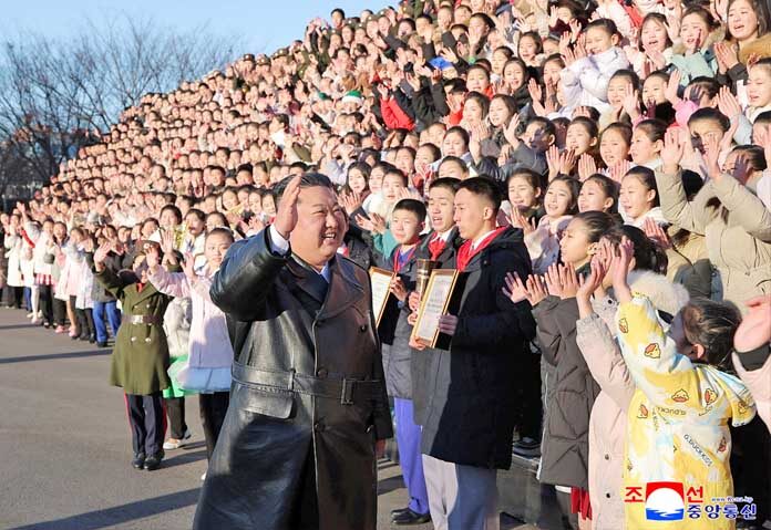 ภาพนี้เผยแพร่โดยสำนักข่าวกลางเกาหลีเหนือ (KCNA) เมื่อวันที่ 1 มกราคม 2026 แสดงให้เห็นผู้นำเกาหลีเหนือ คิม จอง อุน โบกมือให้เด็กนักเรียนที่เข้าร่วมการแสดงฉลองปีใหม่ในกรุงเปียงยาง ประเทศเกาหลีเหนือ