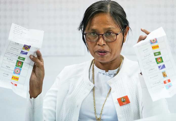 กกต.เมียนมาเผย - เจ้าหน้าที่คณะกรรมการการเลือกตั้งแห่งสหภาพเมียนมาร์กำลังนับคะแนนเสียงที่หน่วยเลือกตั้ง ในช่วงแรกของการเลือกตั้งทั่วไป ณ กรุงเนปยีดอว์ ประเทศเมียนมาร์ เมื่อวันอาทิตย์ที่ 28 ธันวาคม 2025