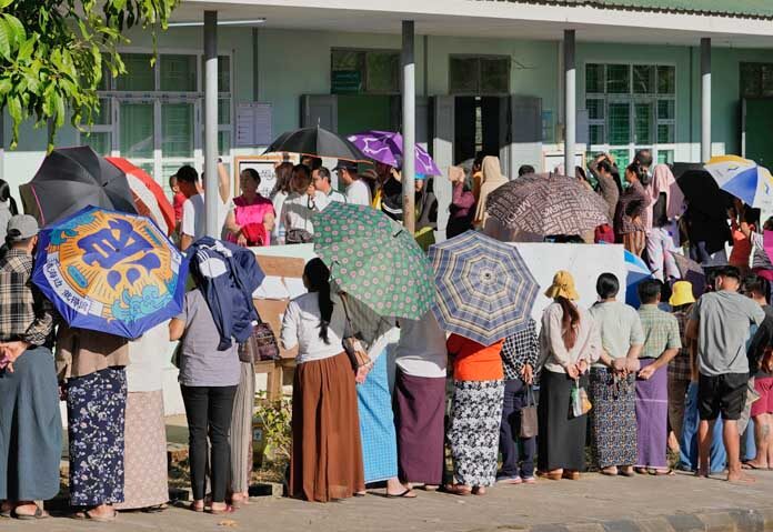 ผู้มีสิทธิเลือกตั้งเข้าแถวเพื่อลงคะแนนเสียงที่หน่วยเลือกตั้งในเมืองเนปยีดอว์ ประเทศเมียนมาร์ วันอาทิตย์ที่ 28 ธันวาคม 2025