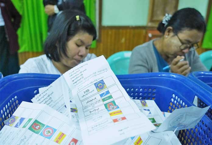เผยผลเลือกตั้งรอบแรก - เจ้าหน้าที่คณะกรรมการการเลือกตั้งแห่งสหภาพเตรียมการนับคะแนนเสียง ณ หน่วยเลือกตั้ง ในช่วงแรกของการเลือกตั้งทั่วไป ณ เนปยีดอว์ ประเทศเมียนมาร์ วันอาทิตย์ที่ 28 ธันวาคม 2025