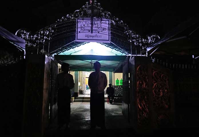 เจ้าหน้าที่การเลือกตั้งประกาศเปิดหน่วยเลือกตั้งในระหว่างการเลือกตั้งทั่วไปรอบที่สองในเมืองย่างกุ้ง ประเทศเมียนมาร์ เมื่อวันอาทิตย์ที่ 11 มกราคม 2569