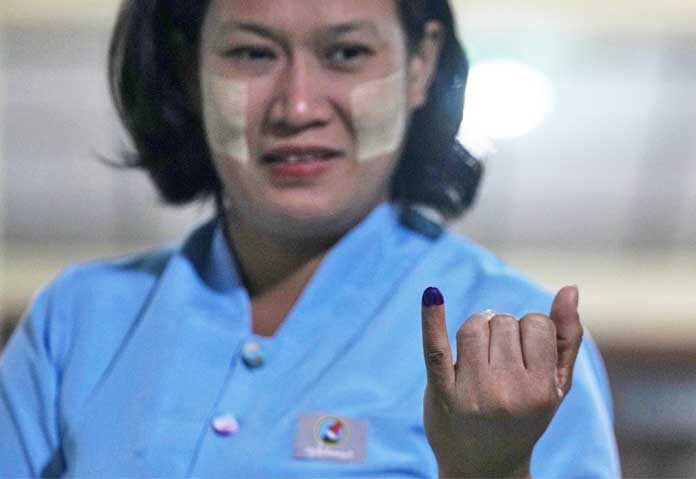 ผู้มีสิทธิเลือกตั้งรายหนึ่งแสดงนิ้วที่ประทับหมึกเพื่อแสดงว่าเธอได้ลงคะแนนเสียงแล้ว ณ หน่วยเลือกตั้ง ในช่วงการเลือกตั้งทั่วไปรอบที่สอง เมื่อวันอาทิตย์ที่ 11 มกราคม 2569 ที่เมืองย่างกุ้ง ประเทศเมียนมา