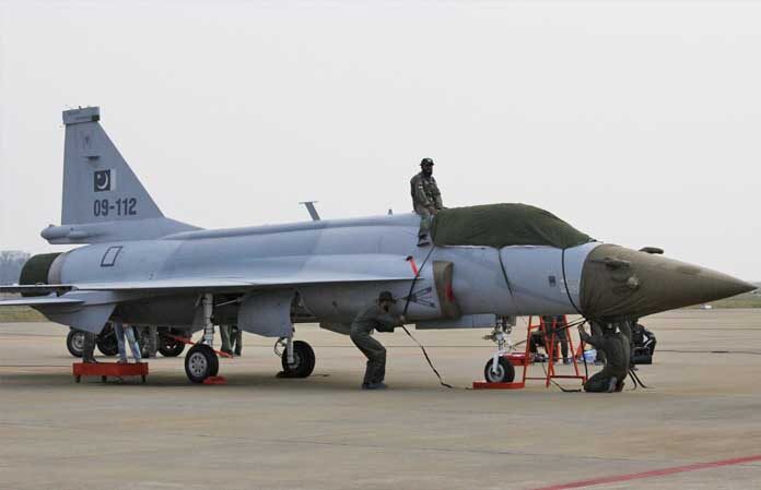 เจ้าหน้าที่กองทัพอากาศปากีสถานกำลังผูกผ้าคลุมเครื่องบินขับไล่ JF-17 ในงานนิทรรศการการบินและอวกาศนานาชาติจีนครั้งที่ 8 (งานแสดงการบินจูไห่) ที่เมืองจูไห่ ชายฝั่งทางใต้ของมณฑลกวางตุ้ง ประเทศจีน เมื่อวันจันทร์ที่ 15 พฤศจิกายน 2553 งานแสดงการบินจะจัดขึ้นระหว่างวันที่ 16 ถึง 21 พฤศจิกายน 2553