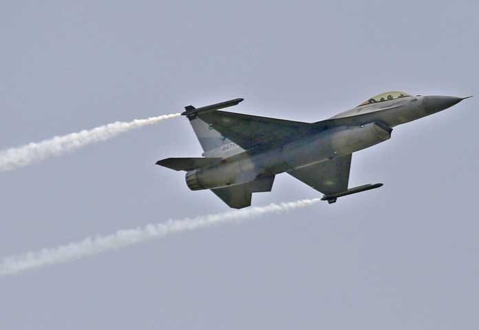 อินโดนีเซียคุยปากีสถาน - เครื่องบินขับไล่ JF-17 ของกองทัพอากาศปากีสถานบินผ่านระหว่างการสวนสนามทางทหารเพื่อเฉลิมฉลองวันชาติปากีสถานในกรุงอิสลามาบัด ประเทศปากีสถาน เมื่อวันพุธที่ 23 มีนาคม 2022 ชาวปากีสถานเฉลิมฉลองวันชาติของตนในวันพุธด้วยการสวนสนามทางทหารในเมืองหลวงอิสลามาบัด ซึ่งแสดงให้เห็นถึงหน่วยทหารชั้นยอดและอาวุธยุทโธปกรณ์ไฮเทคของประเทศอิสลามแห่งนี้ รวมถึงขีปนาวุธระยะสั้น กลาง และไกล รถถัง เครื่องบินขับไล่ และยุทโธปกรณ์อื่นๆ