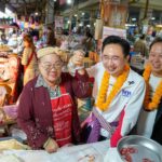 ยศชนัน ไหว้ 'หลวงพ่อพระใส' เจ้าอาวาสอวยพร ขอให้โชคดี วอนขอ สส.พท. 3 เขต เหมายกจังหวัด