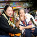 ‘แพทองธาร’ บุกกาดหลวง ช่วย ‘นพ.ธีรพัฒน์’ หาเสียง แวะร้านอรุณศรี รับการ์ดฝากถึง ‘ทักษิณ’