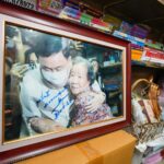 ‘แพทองธาร’ บุกกาดหลวง ช่วย ‘นพ.ธีรพัฒน์’ หาเสียง แวะร้านอรุณศรี รับการ์ดฝากถึง ‘ทักษิณ’