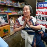 ‘แพทองธาร’ บุกกาดหลวง ช่วย ‘นพ.ธีรพัฒน์’ หาเสียง แวะร้านอรุณศรี รับการ์ดฝากถึง ‘ทักษิณ’