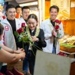 ‘แพทองธาร’ บุกกาดหลวง ช่วย ‘นพ.ธีรพัฒน์’ หาเสียง แวะร้านอรุณศรี รับการ์ดฝากถึง ‘ทักษิณ’