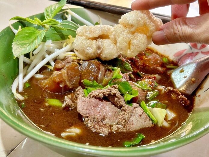 ก๋วยเตี๋ยวเนื้อตลาดชลประทาน เต้าหู้ยี้ฉ่ำ-เอ็นแก้วเปื่อยนุ่ม