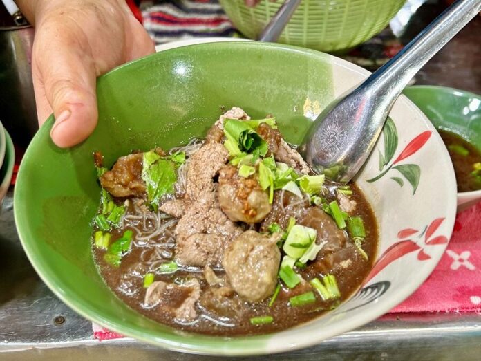 ก๋วยเตี๋ยวเนื้อตลาดชลประทาน เต้าหู้ยี้ฉ่ำ-เอ็นแก้วเปื่อยนุ่ม