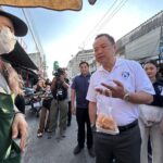 'อนุทิน' ลุยกรุงเก่า หาเสียง ชน 'ธนาธร' กลางตลาดเจ้าพรหม ชาวบ้านหนุน-เชียร์ คัมแบ็ก