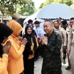 เสธทบ.-เลขา กอ.รมน. มอบ ประกาศเกียรติคุณ-ป้ายหินปักหลุมศพ ร.ต.มุสตากีม-อส.อัสรี