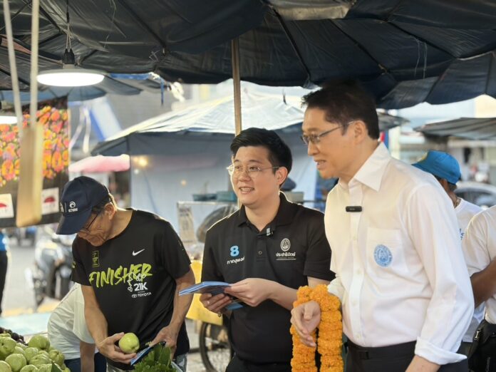องอาจ ลุยหาเสียงช่วยหลานจุรินทร์ เจอชาวบ้านปรี่เข้าหา บอกครั้งนี้เลือกปชป.แน่