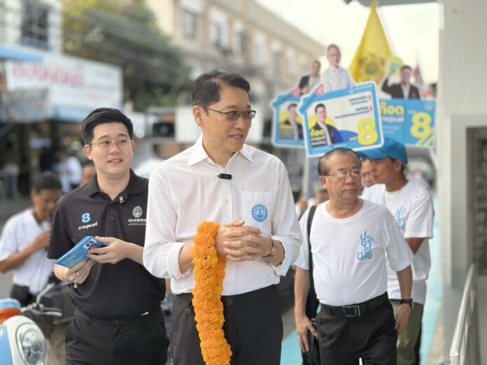 องอาจ ลุยหาเสียงช่วยหลานจุรินทร์ เจอชาวบ้านปรี่เข้าหา บอกครั้งนี้เลือกปชป.แน่