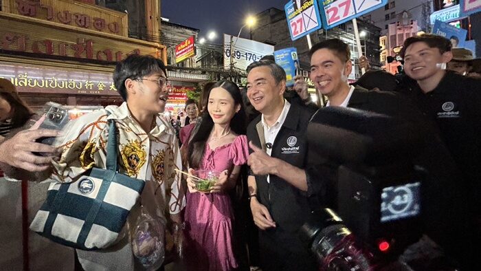 เยาวราชแตก! มาร์ค ยกทีมทวงคะแนนคืน แฟนคลับมอบส้ม อวยพรนายก คนที่33