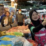 ตลาดดินแดงแตก 'อภิสิทธิ์' นำทีม หาเสียง ช่วย 'ศิริภา อินทรวิเชียร' ชาวบ้านให้กำลังใจ