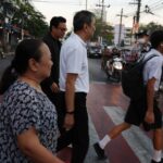 ตลาดดินแดงแตก 'อภิสิทธิ์' นำทีม หาเสียง ช่วย 'ศิริภา อินทรวิเชียร' ชาวบ้านให้กำลังใจ