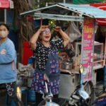ตลาดดินแดงแตก 'อภิสิทธิ์' นำทีม หาเสียง ช่วย 'ศิริภา อินทรวิเชียร' ชาวบ้านให้กำลังใจ