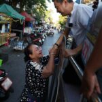 ตลาดดินแดงแตก 'อภิสิทธิ์' นำทีม หาเสียง ช่วย 'ศิริภา อินทรวิเชียร' ชาวบ้านให้กำลังใจ