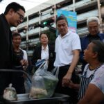 ตลาดดินแดงแตก 'อภิสิทธิ์' นำทีม หาเสียง ช่วย 'ศิริภา อินทรวิเชียร' ชาวบ้านให้กำลังใจ