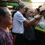 ตลาดดินแดงแตก 'อภิสิทธิ์' นำทีม หาเสียง ช่วย 'ศิริภา อินทรวิเชียร' ชาวบ้านให้กำลังใจ