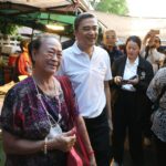 ตลาดดินแดงแตก 'อภิสิทธิ์' นำทีม หาเสียง ช่วย 'ศิริภา อินทรวิเชียร' ชาวบ้านให้กำลังใจ