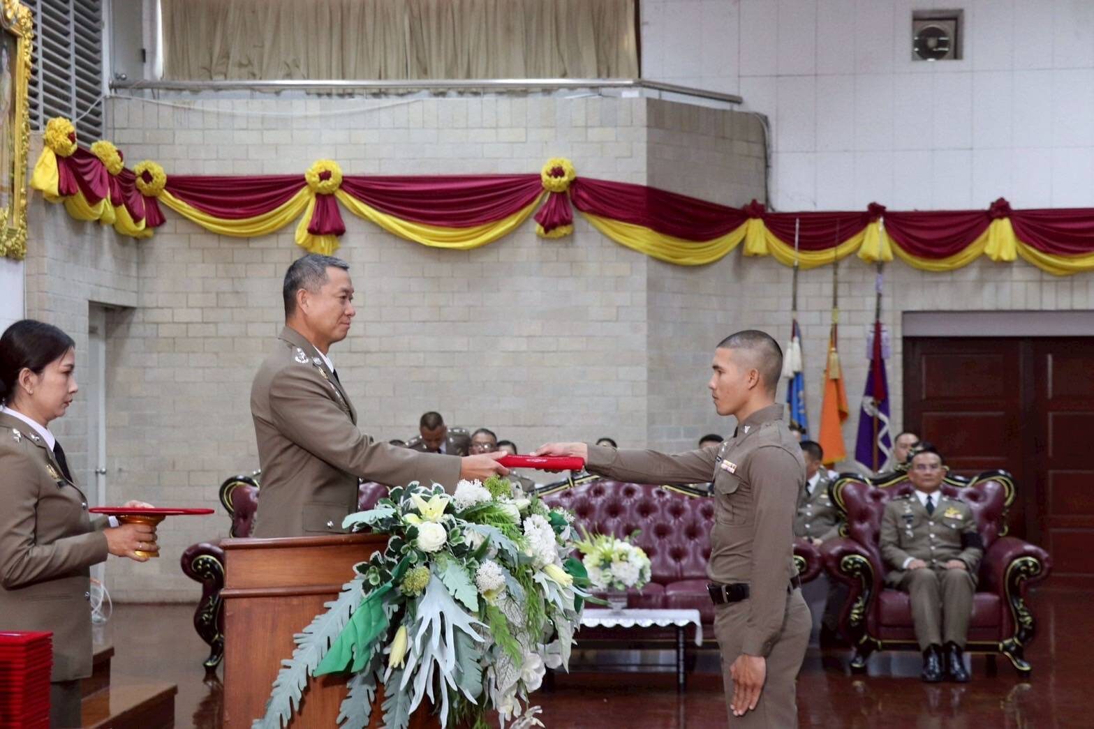 Police Education Commander Presents Certificates to Sergeant Cadets, Emphasizes Ideals of Peace Guardians