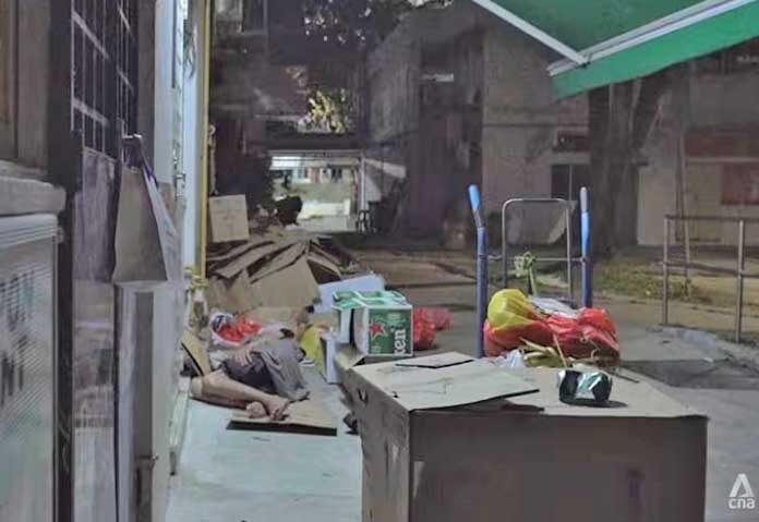 รายงานของรัฐบาลสิงคโปร์ระบุว่า ในการสำรวจจำนวนคนไร้บ้านในคืนเดียวที่จัดขึ้นเมื่อกลางเดือนกรกฎาคม ปี 2025 พบว่ามีคนไร้บ้านจำนวน 496 คน ซึ่งตัวเลขดังกล่าวลดลง 6.4 เปอร์เซ็นต์ เมื่อเทียบกับจำนวน 530 คนที่บันทึกไว้ในการสำรวจลักษณะเดียวกันในปี 2022