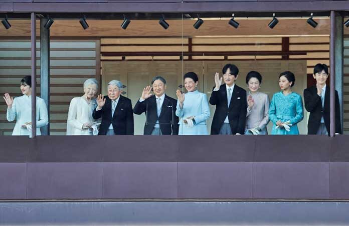 สมเด็จพระจักรพรรดินารุฮิโตะและพระมเหสีมาซาโกะ โบกพระหัตถ์ทักทายผู้มาแสดงความยินดี พร้อมด้วยสมเด็จพระจักรพรรดิอากิฮิโตะ สมเด็จพระจักรพรรดินีมิชิโกะ พระธิดาเจ้าหญิงไอโกะ เจ้าชายอากิชิโนะ มกุฎราชกุมารี เจ้าหญิงคิโกะ และพระโอรสธิดา เจ้าหญิงคาโกะ และเจ้าชายฮิซาฮิโตะ ในการเสด็จพระราชดำเนินฉลองปีใหม่ ณ พระราชวังอิมพีเรียล กรุงโตเกียว ประเทศญี่ปุ่น เมื่อวันที่ 2 มกราคม 2026